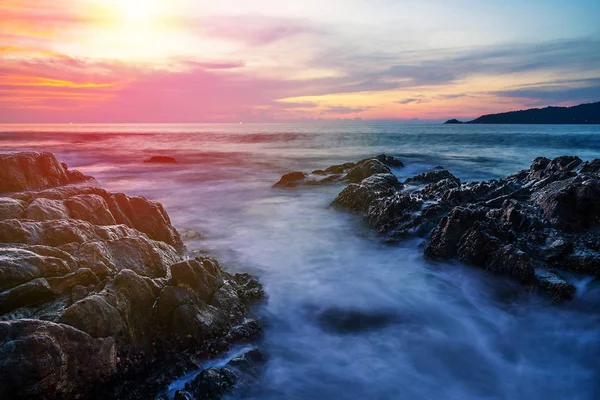 Puesta del sol del mar o salida del sol con colorido del cielo y de la nube en crepúsculo —  Fotos de Stock