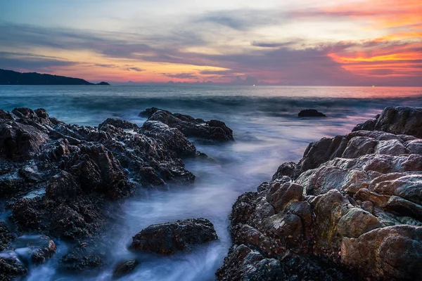 Puesta del sol del mar o salida del sol con colorido del cielo y de la nube en crepúsculo — Foto de Stock