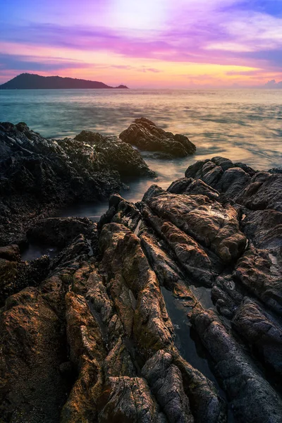Pôr do sol do mar ou nascer do sol com colorido do céu no crepúsculo — Fotografia de Stock