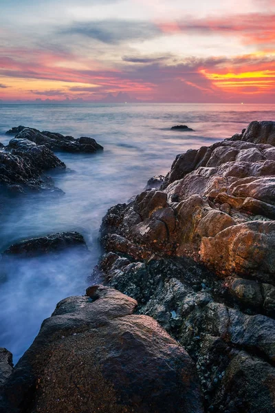 Puesta del sol del mar o salida del sol con colorido del cielo y de la nube en crepúsculo —  Fotos de Stock