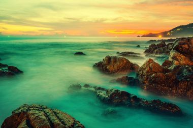 Deniz günbatımı veya gündoğumu ile renkli alacakaranlık bulutu ve gökyüzü