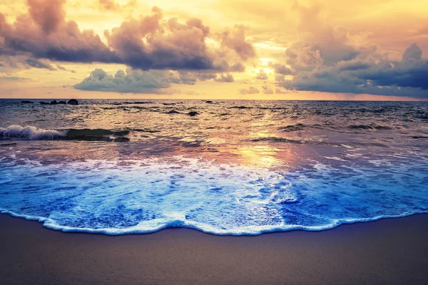 海滩日落或日出与多彩的天空和云在 twilig — 图库照片