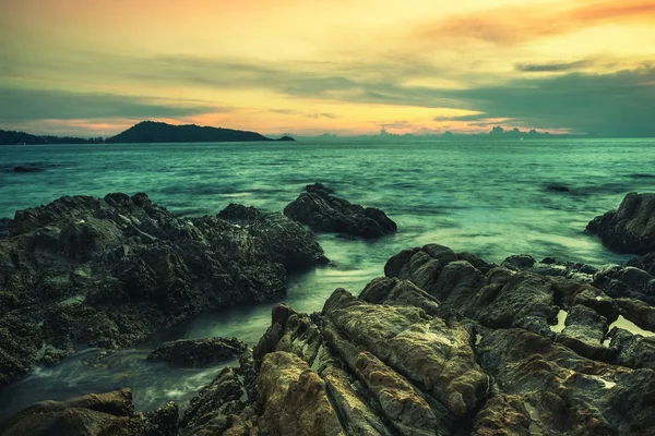 Zee zonsondergang of zonsopgang met kleurrijke van hemel en cloud in schemering — Stockfoto