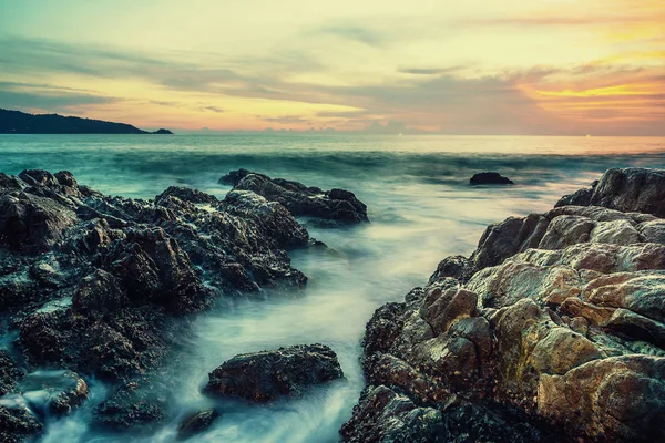 Puesta del sol del mar o salida del sol con colorido del cielo y de la nube en crepúsculo — Foto de Stock