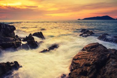 Deniz günbatımı veya alacakaranlık gökyüzü ve bulut ile sunrise
