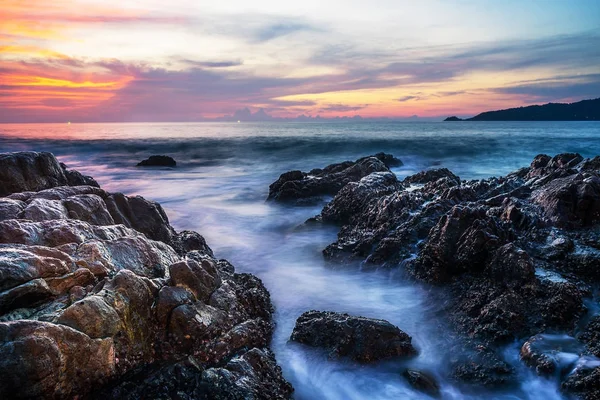 Pôr do sol do mar ou nascer do sol com colorido do céu e da nuvem no crepúsculo — Fotografia de Stock