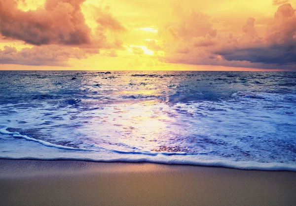Strand Sonnenuntergang oder Sonnenaufgang mit buntem Himmel und Wolken in der Dämmerung — Stockfoto