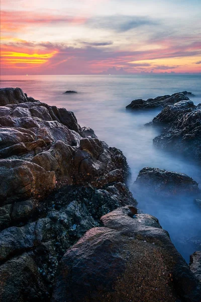 Pôr do sol do mar ou nascer do sol com colorido do céu e da nuvem no crepúsculo — Fotografia de Stock