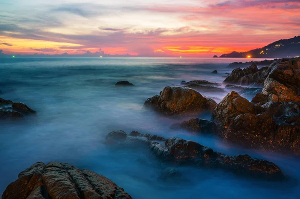 Puesta del sol del mar o salida del sol con colorido del cielo y de la nube en crepúsculo —  Fotos de Stock