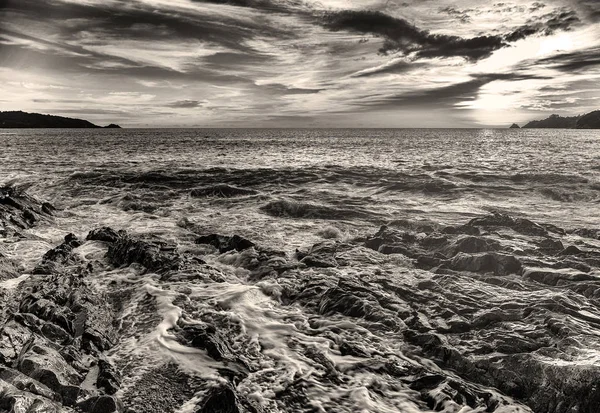 Paisaje marino naturaleza en crepúsculo con puesta de sol — Foto de Stock