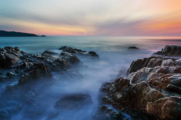 Puesta del sol del mar o salida del sol con colorido del cielo y de la nube en crepúsculo — Foto de Stock