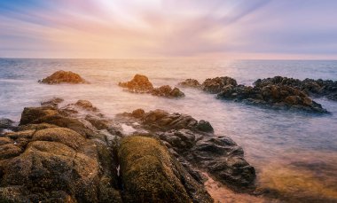 Deniz manzarası ve plaj kum alacakaranlıkta doğa manzara