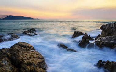 Deniz manzarası doğa gökyüzü ve bulut içinde akşam ışığı ile
