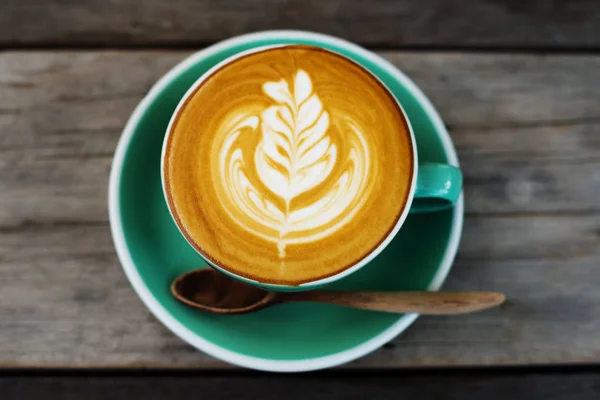 Egy zöld csésze kávé, cappuccino — Stock Fotó