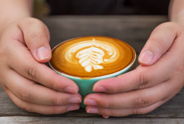 Viszont a cappuccino kávé egy zöld kupát, a fából készült womeen — Stock Fotó