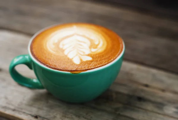 Cappuccino kávé egy zöld a fa-kupa — Stock Fotó