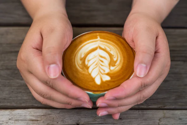 Viszont a cappuccino kávé egy zöld kupát, a fából készült womeen — Stock Fotó