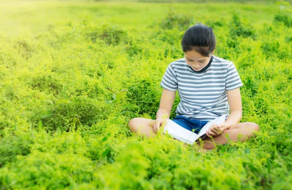 Jong meisje in de groene weide middagtocht natuur lezen — Stockfoto