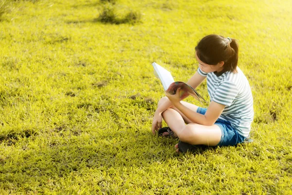 金草原いかなければならない人も自然に本を読む少女 — ストック写真