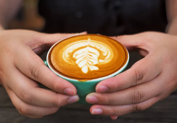 Viszont a cappuccino kávé egy zöld kupát, a fából készült womeen — Stock Fotó