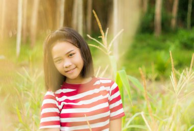 Kız yaşam tarzı mısır alanında güneş ışığı ile