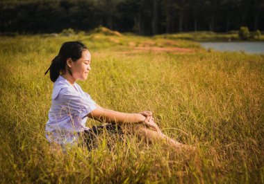 Genç kız gülümseme kırsal doğa ve akşam aydınlık