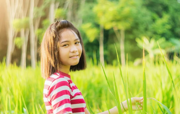 Flicka livsstil i risfält med solljus — Stockfoto