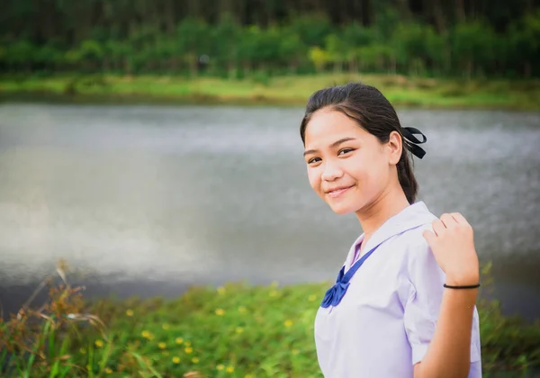 Ung flicka leende i landsbygden natur och floden i kvällsljus — Stockfoto