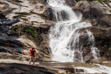 Fotoğrafçı ve güzel manzara doğa karanlık filtre stili ile su Güz