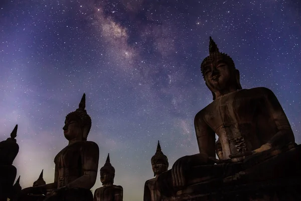 Melkweg Met Boeddha Statuur Landschapsstijl Natuur Donker Filter — Stockfoto