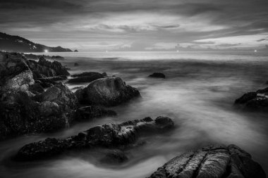 Deniz gün batımı ya da gün doğumu Bulutlu gökyüzü, siyah beyaz ve monoch