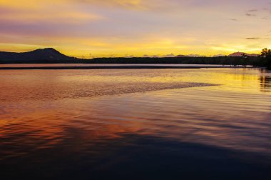 Deniz günbatımı veya gündoğumu ile renkli alacakaranlık bulutu ve gökyüzü