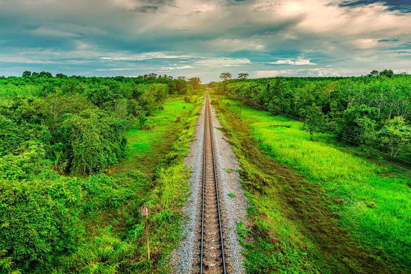 Spoorweg-en treinvervoer met de kleur van Sky sunl — Stockfoto