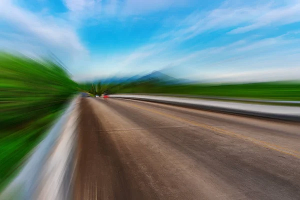 Wazig asfalt weg wazig blauwe lucht — Stockfoto