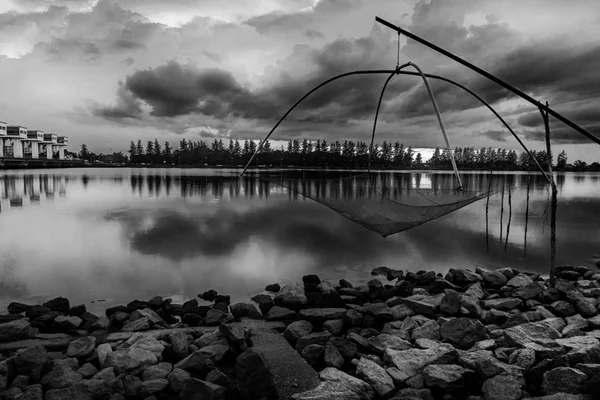 Coucher ou lever de soleil avec outil de pêche ciel et nuage, Noir et — Photo