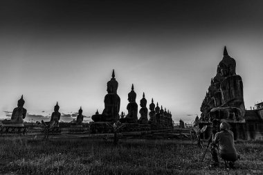 Gökyüzü alacakaranlığında büyük Buda heykeli Tayland 'da halk, Kara 