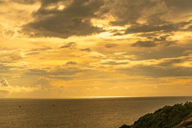 Deniz günbatımı veya gündoğumu ile renkli alacakaranlık bulutu ve gökyüzü