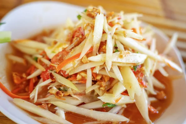 Ensalada de papaya o Som tam en comida callejera tailandesa —  Fotos de Stock