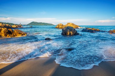 Kumsal ve mavi deniz ve mavi gökyüzü