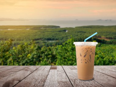 Bulanık manzaralı buzlu sütlü kahve ve gökyüzü rengi