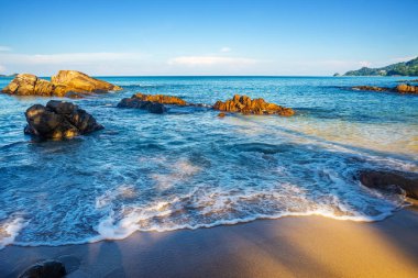 Kumsal ve mavi deniz ve mavi gökyüzü