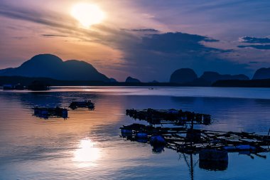 Deniz günbatımı veya gündoğumu ile renkli alacakaranlık bulutu ve gökyüzü