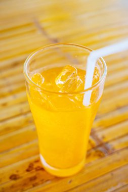 Cam su, soğuk su, masada tüp var.