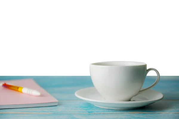 Una taza de café con cuaderno sobre fondo blanco aislado de madera —  Fotos de Stock