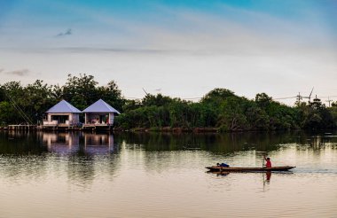 Nehirde ve kırsalda teknesi olan balıkçı.