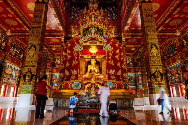 Altın Buda tapınakta, tüm inançlı insanlarla.