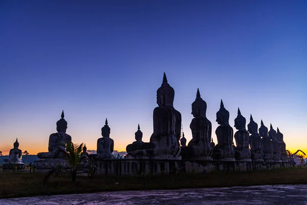 Grande statura buddha con colore del cielo crepuscolo, Pubblico in thailandese — Foto Stock