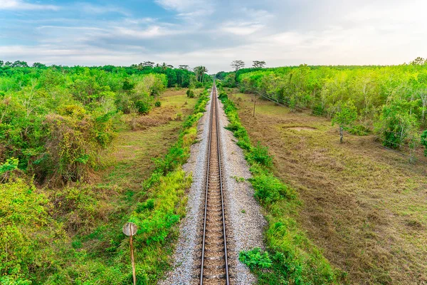 Spoorweg-en treinvervoer met de kleur van Sky sunl — Stockfoto