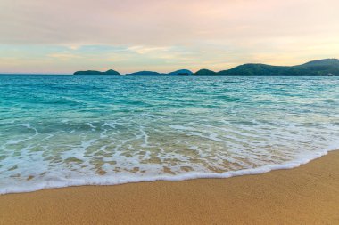 Beach günbatımı veya gündoğumu ile renkli bulut gökyüzü ve güneş ışığı