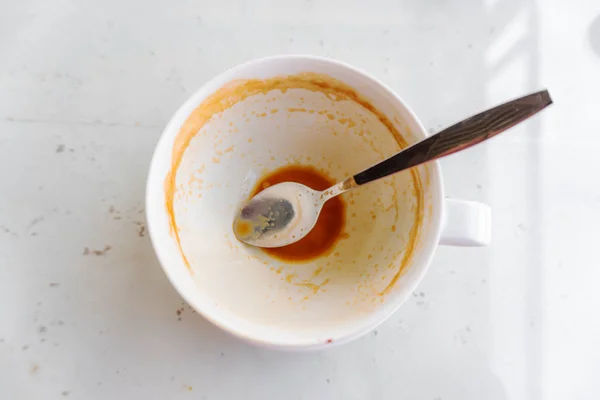 Kopje cappuccino koffie niet op voorraad op witte tafel — Stockfoto